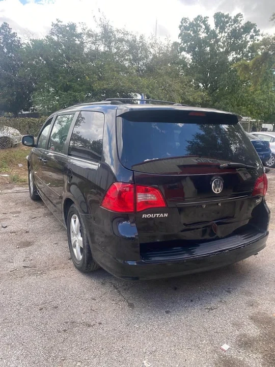 2009 Volkswagen Routan - Image 4 of 10