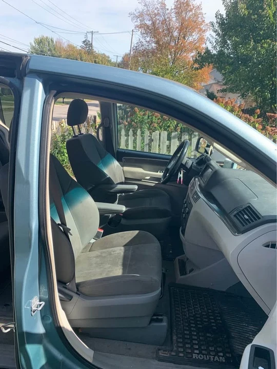 2009 Volkswagen Routan - Image 3 of 7