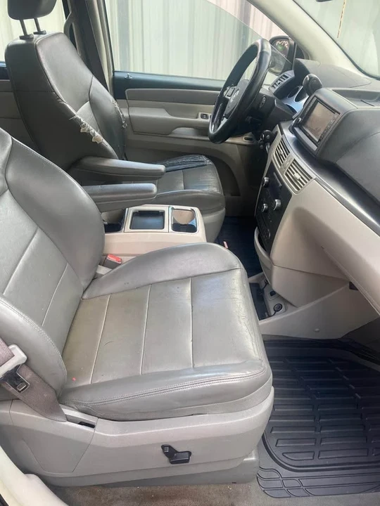 2009 Volkswagen Routan - Image 10 of 10