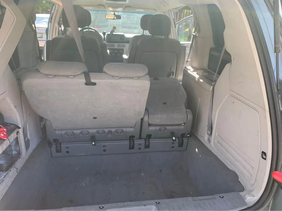 2009 Volkswagen Routan - Image 4 of 7