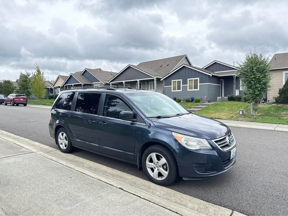 2009 Volkswagen Routan - Image 2 of 7