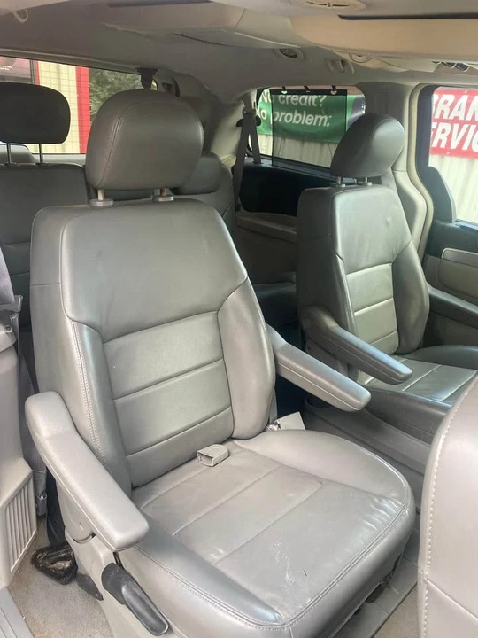 2009 Volkswagen Routan - Image 7 of 10