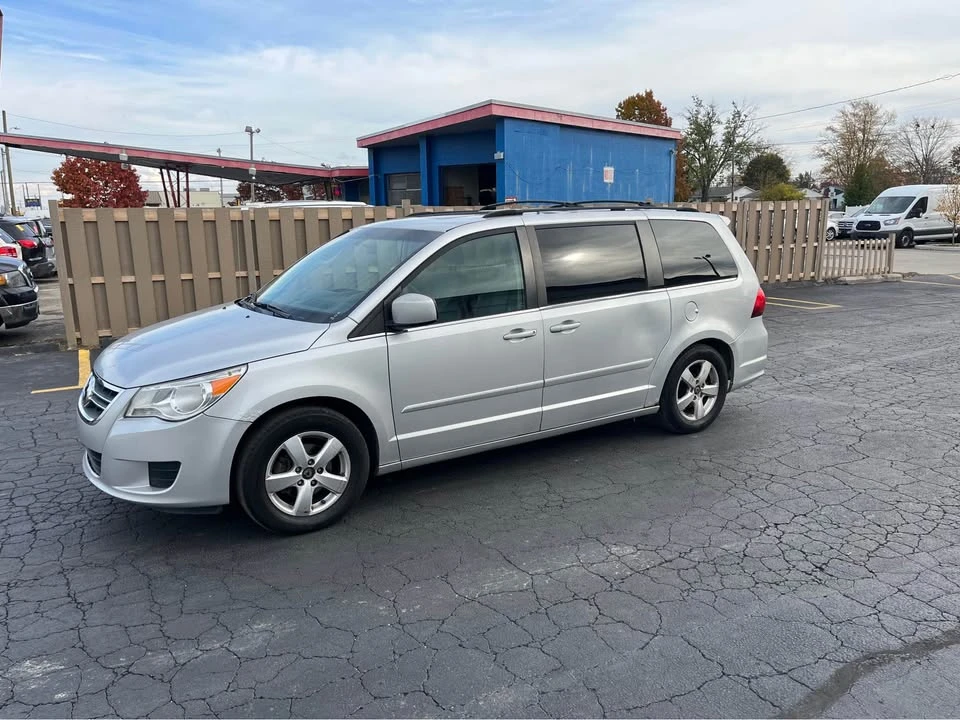 2009 Volkswagen Routan - Image 2 of 6