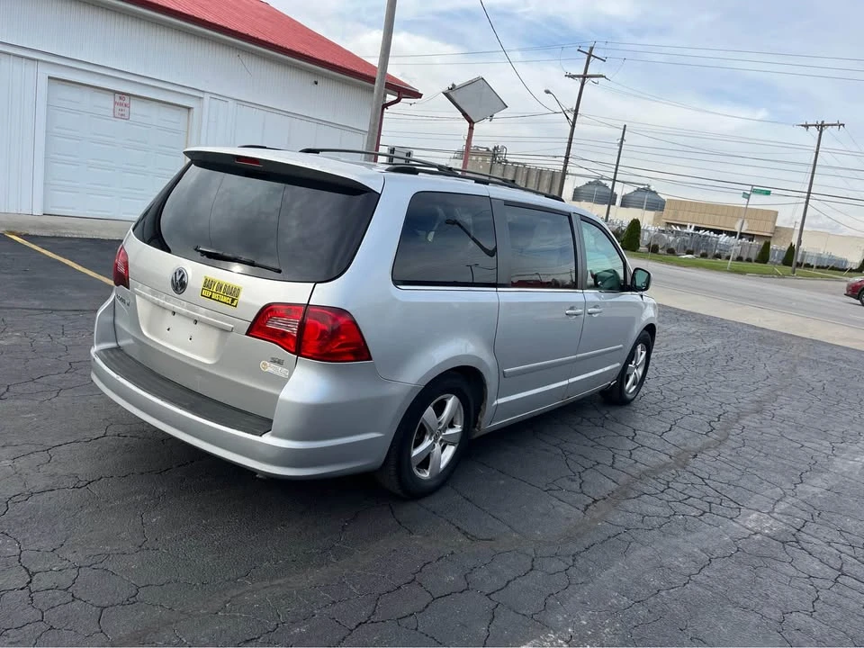 2009 Volkswagen Routan - Image 4 of 6