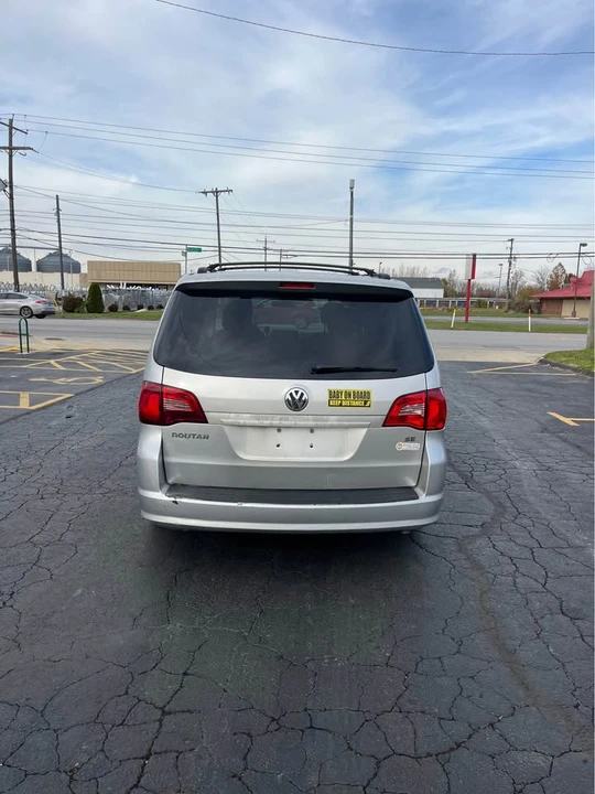 2009 Volkswagen Routan - Image 3 of 6