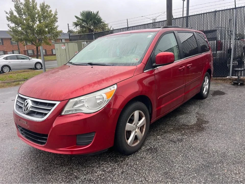 2009 Volkswagen Routan - Image 2 of 6
