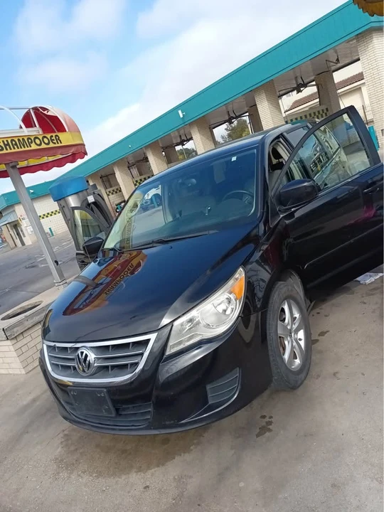2009 Volkswagen Routan - Image 2 of 3