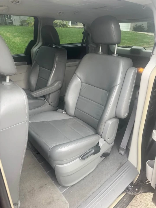 2009 Volkswagen Routan - Image 3 of 4