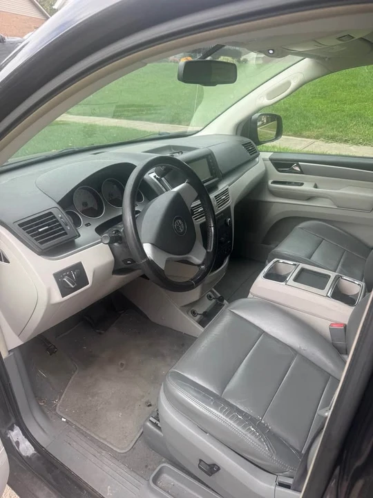 2009 Volkswagen Routan - Image 2 of 4
