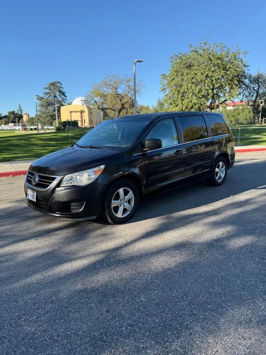 2009 Volkswagen Routan - Image 2 of 13