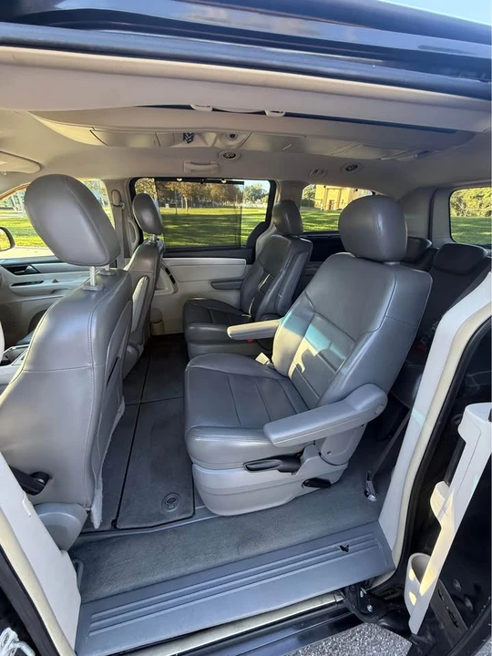 2009 Volkswagen Routan - Image 9 of 13