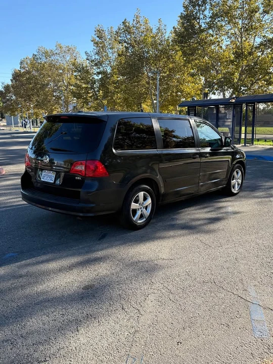 2009 Volkswagen Routan - Image 5 of 13