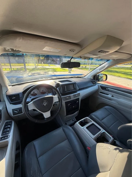 2009 Volkswagen Routan - Image 8 of 13