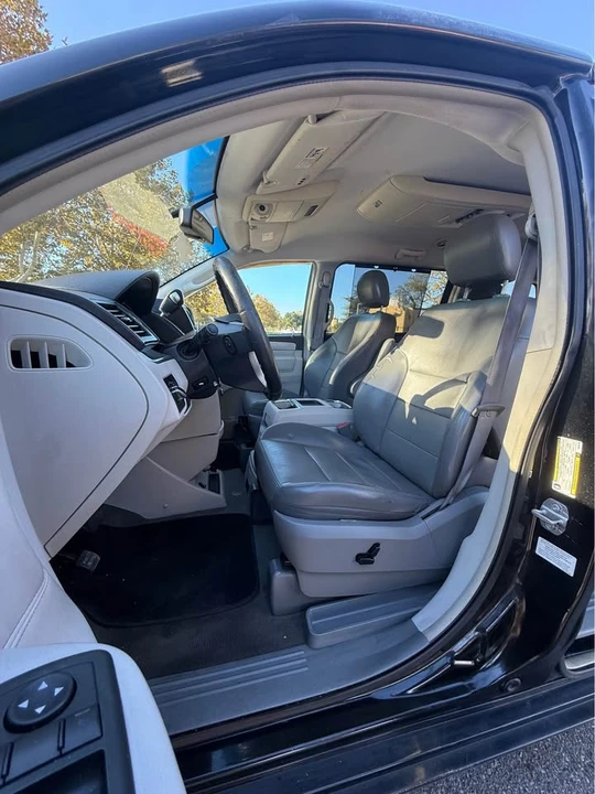 2009 Volkswagen Routan - Image 7 of 13