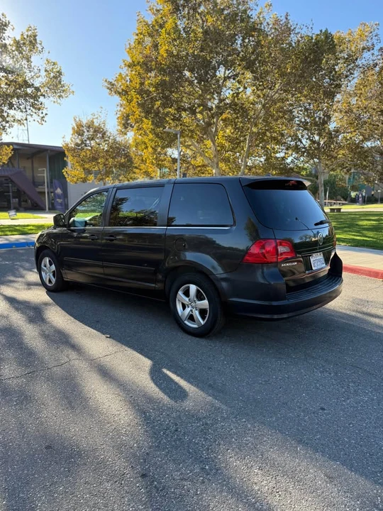 2009 Volkswagen Routan - Image 3 of 13