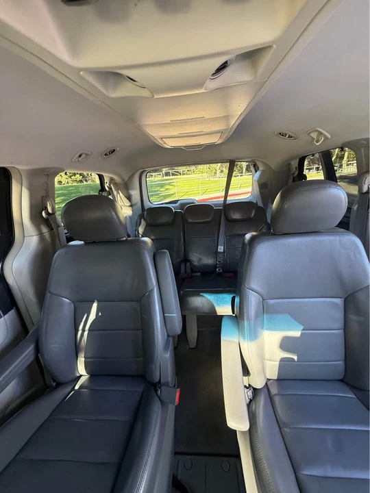 2009 Volkswagen Routan - Image 10 of 13