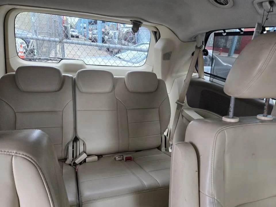 2009 Volkswagen Routan - Image 7 of 9