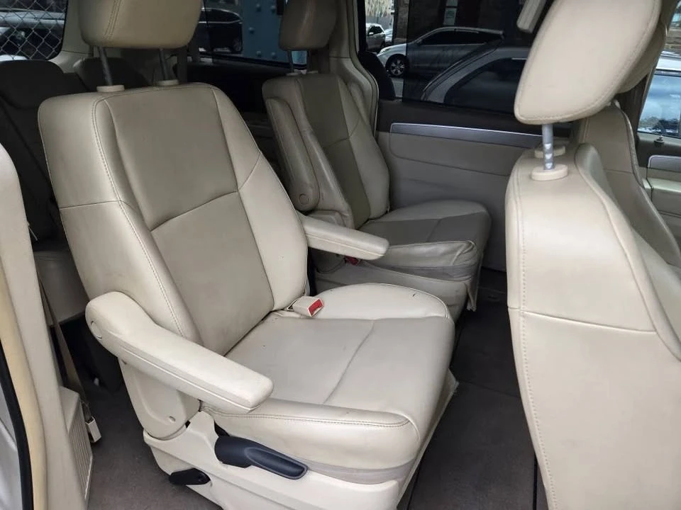 2009 Volkswagen Routan - Image 8 of 9