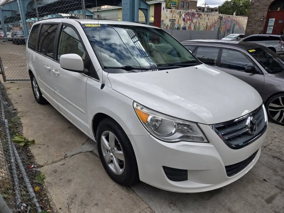 2009 Volkswagen Routan - Image 3 of 9