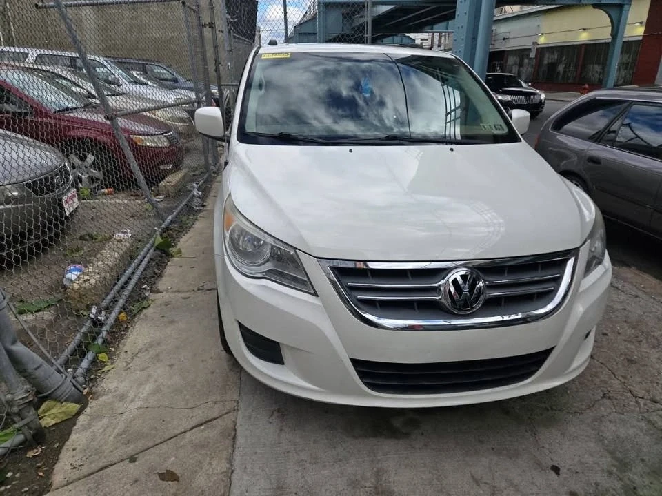 2009 Volkswagen Routan - Image 2 of 9