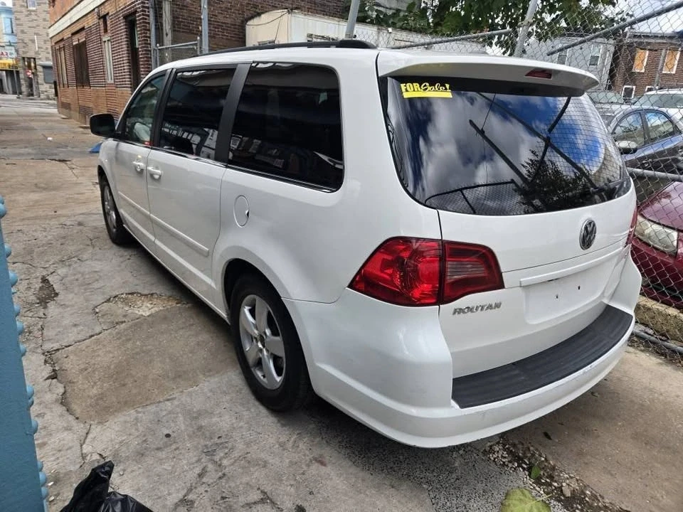 2009 Volkswagen Routan - Image 5 of 9