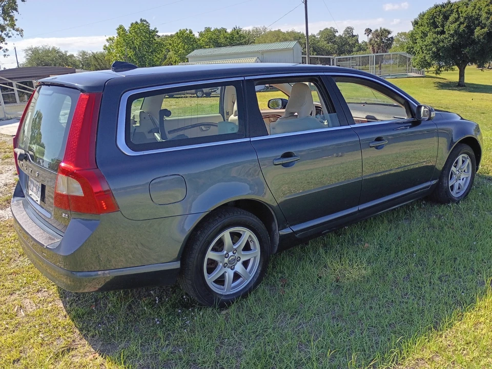 2009 Volvo V70 3rd Gen - Image 2 of 21