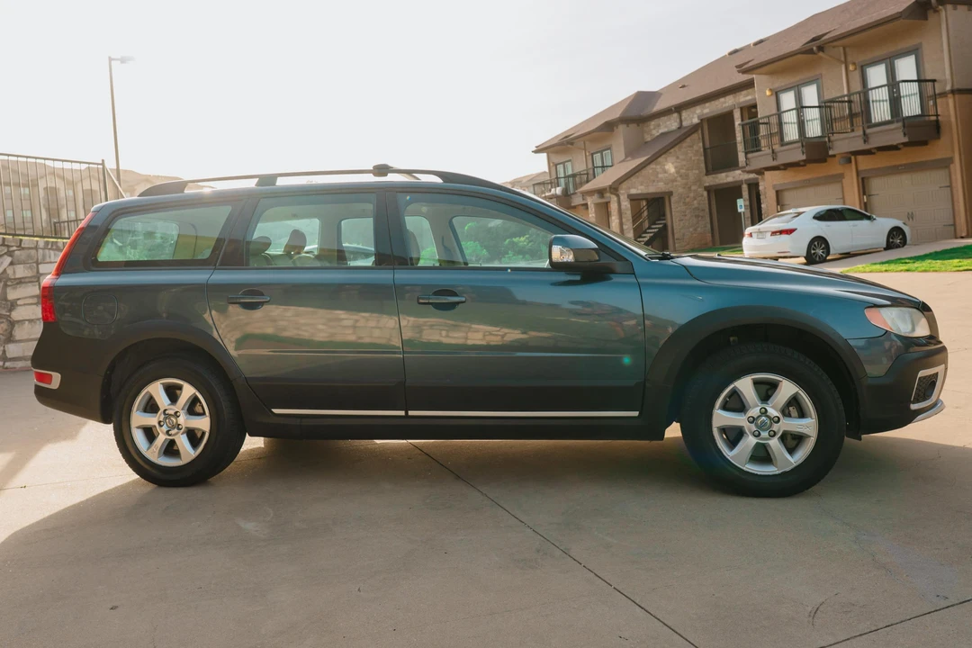 2009 Volvo XC70 3rd Gen - Image 3 of 31