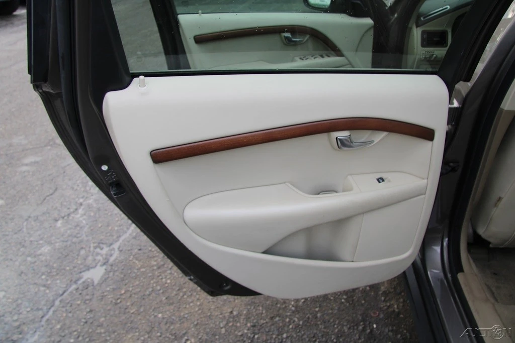2009 Volvo XC70 3rd Gen - Image 19 of 21