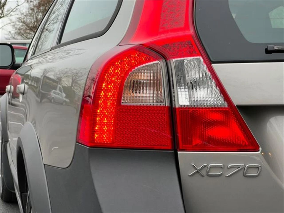 2009 Volvo XC70 3rd Gen - Image 15 of 31