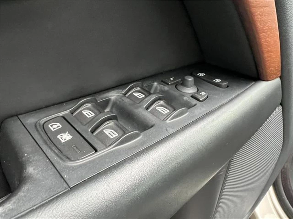 2009 Volvo XC70 3rd Gen - Image 22 of 31