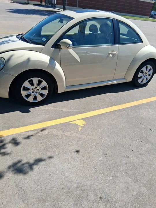 2009 Volkswagen New Beetle - Image 2 of 9