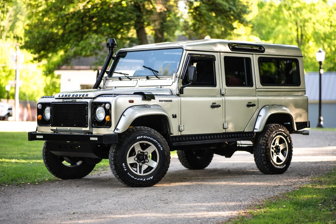 Land Rover Defender 110 - Image 12 of 31