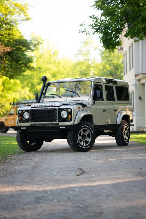 Land Rover Defender 110 - Image 17 of 31