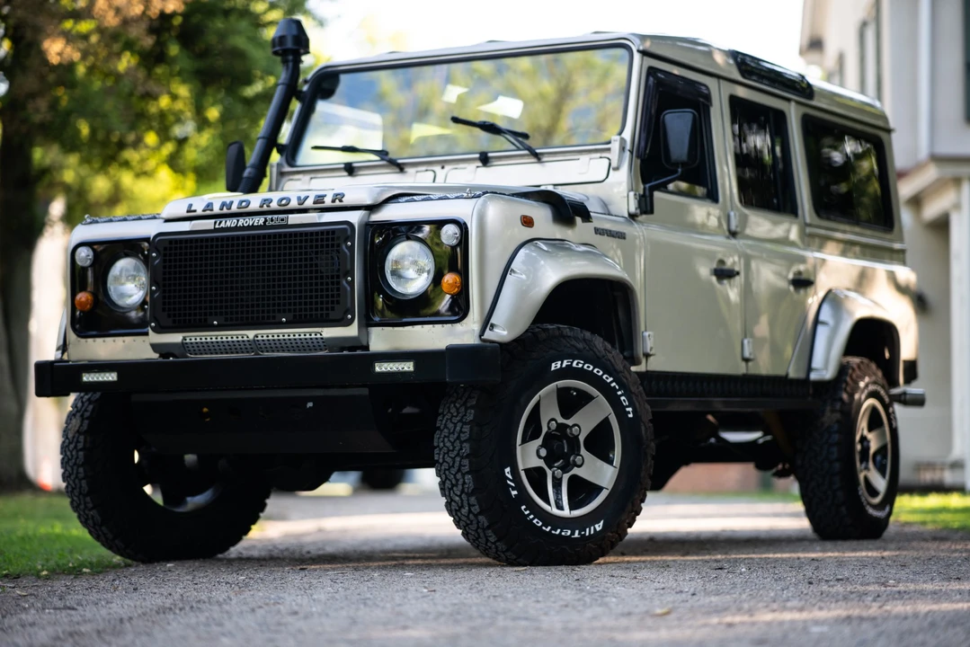 Land Rover Defender 110 - Image 19 of 31