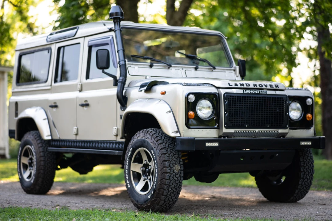 Land Rover Defender 110 - Image 29 of 31
