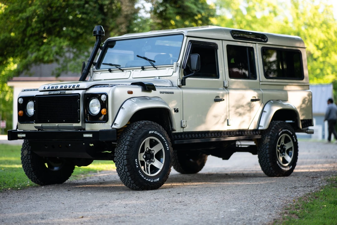 Land Rover Defender 110 - Image 5 of 31