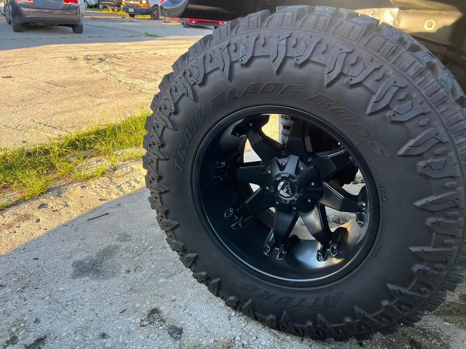2010 AM General Hummer - Image 24 of 31