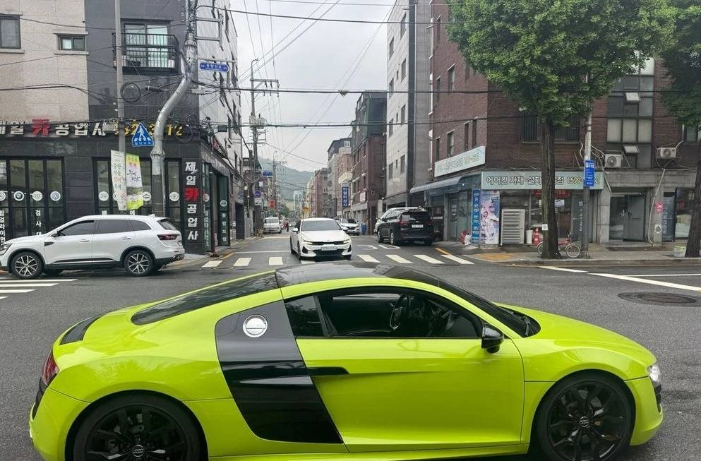 2010 Audi 42 R8 - Image 2 of 13