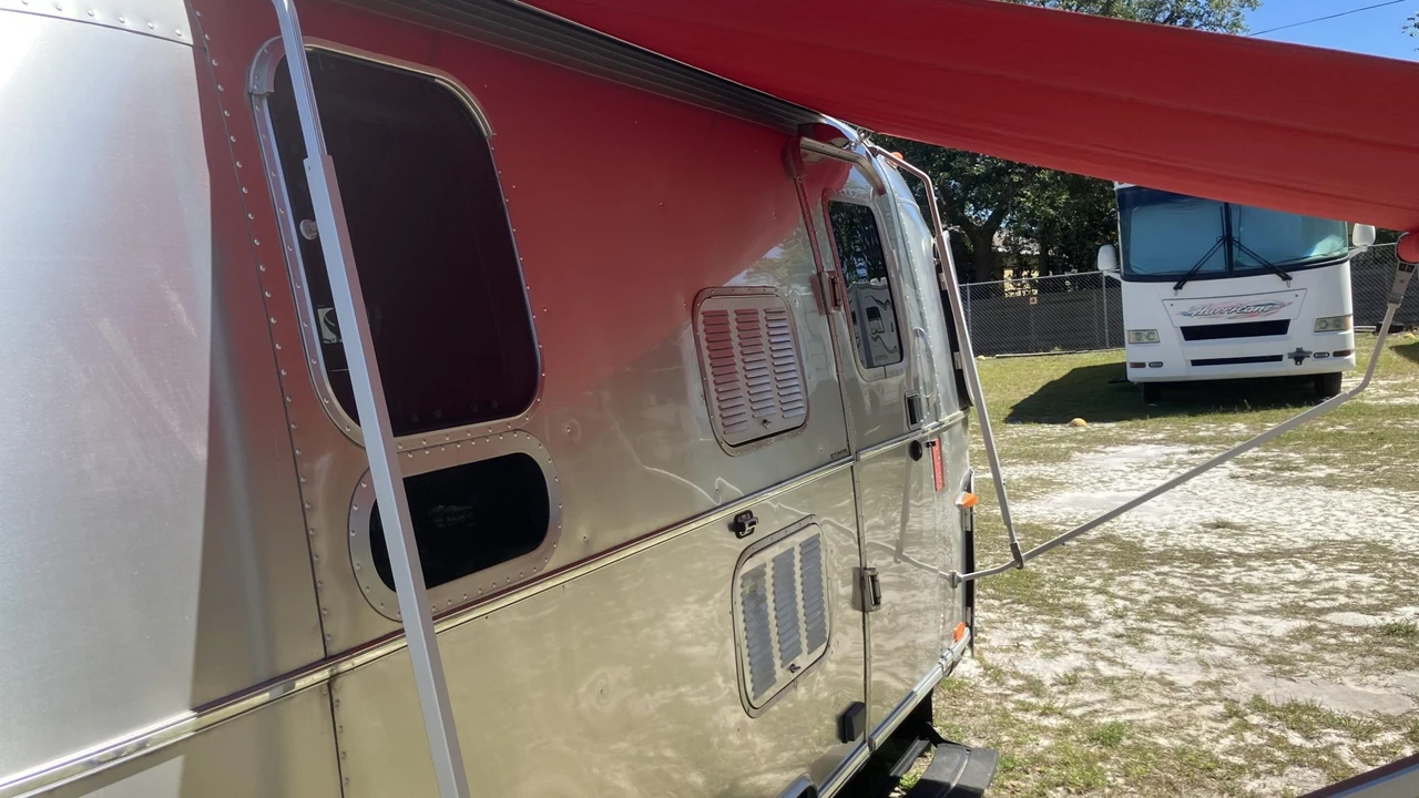 2010 Airstream - Image 9 of 31