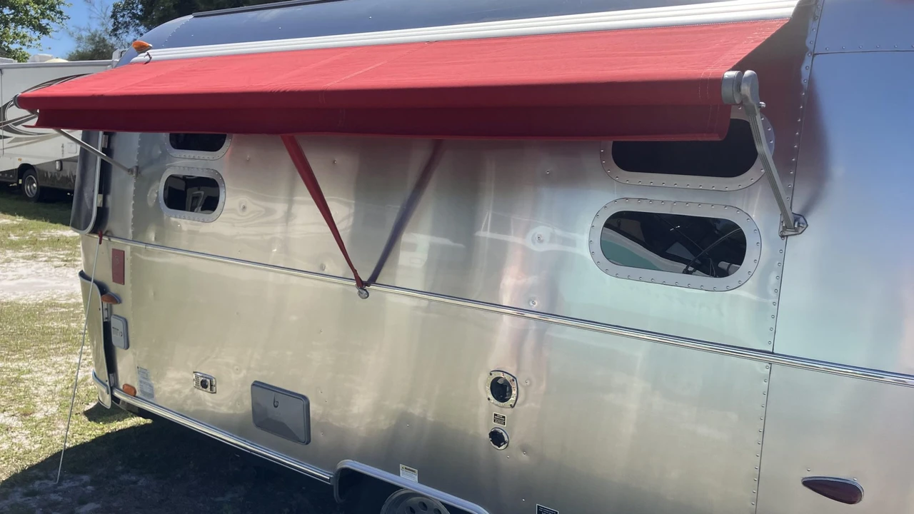 2010 Airstream - Image 17 of 31