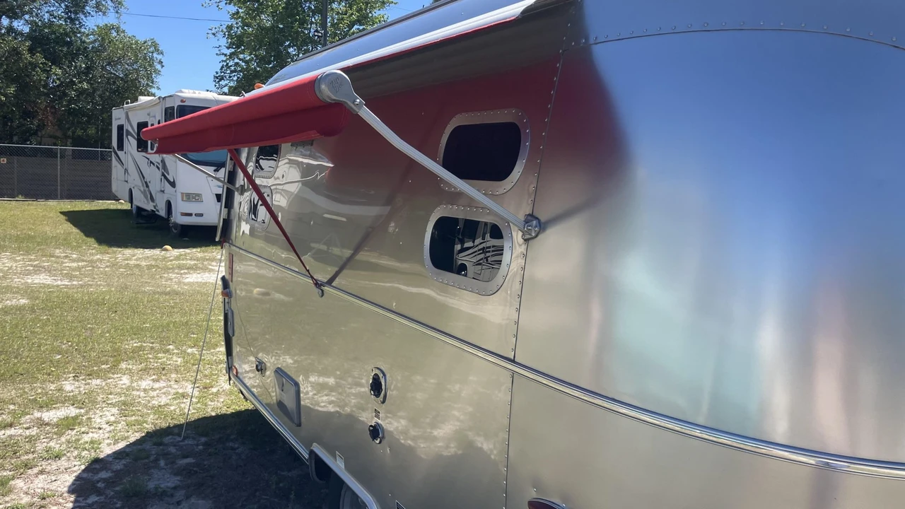 2010 Airstream - Image 8 of 31