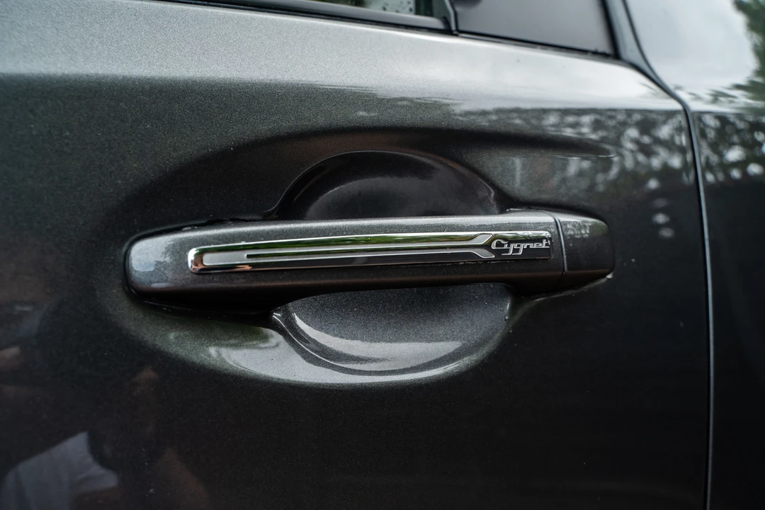 2010 Aston Martin - Image 29 of 31