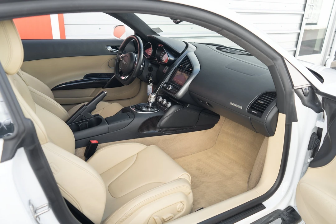 2010 Audi 42 R8 - Image 27 of 31