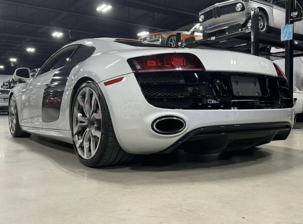 2010 Audi 42 R8 - Image 28 of 31