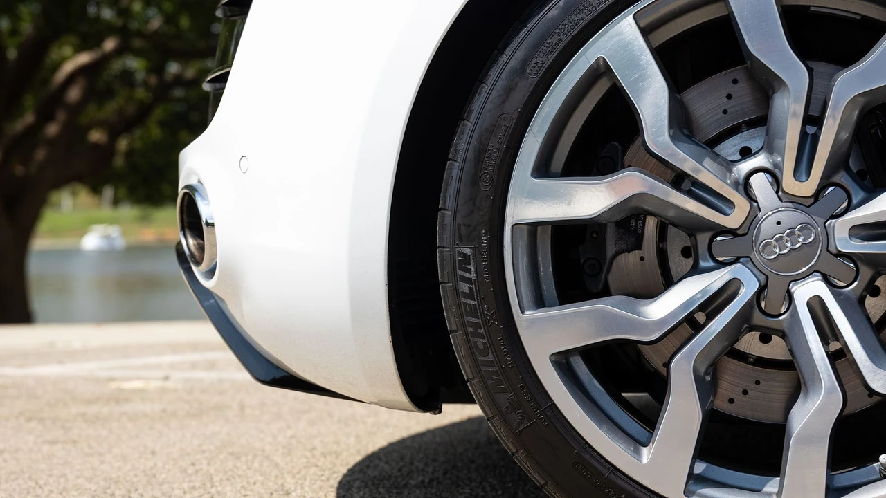 2010 Audi 42 R8 - Image 28 of 31