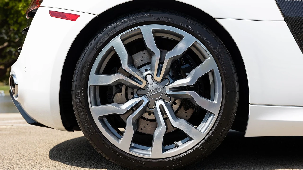 2010 Audi 42 R8 - Image 29 of 31