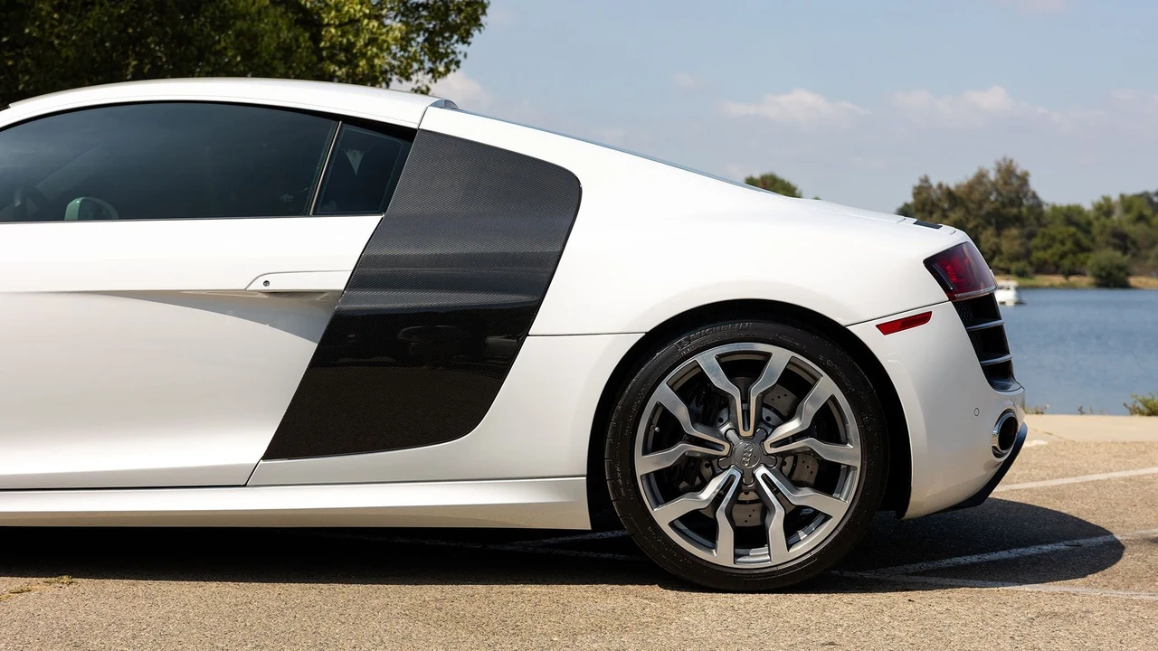 2010 Audi 42 R8 - Image 30 of 31