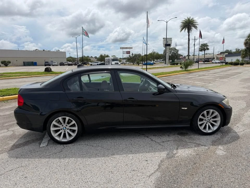 2010 BMW E90 3 Series Sedan - Image 9 of 17