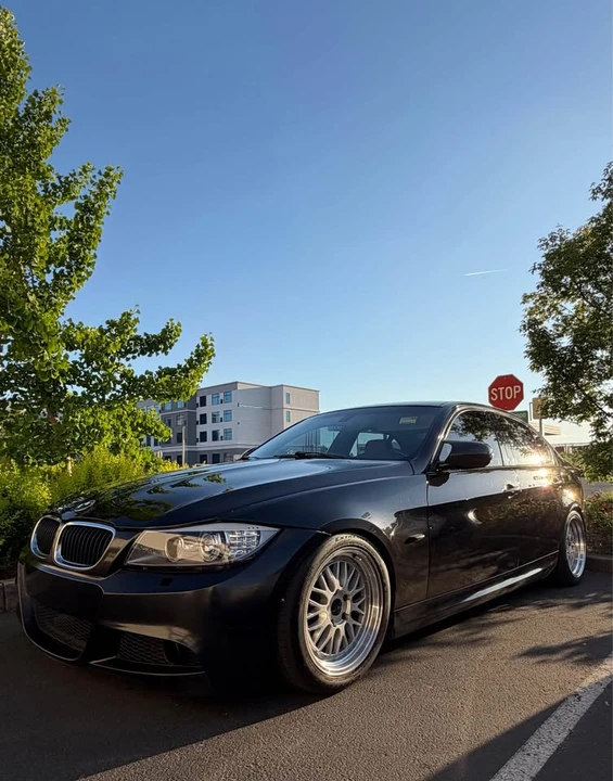 2010 BMW E90 3 Series Sedan - Image 2 of 7