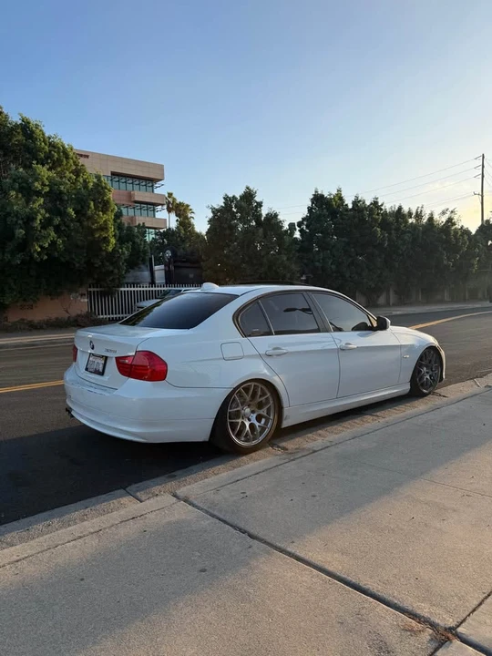 2010 BMW E90 3 Series Sedan - Image 5 of 13